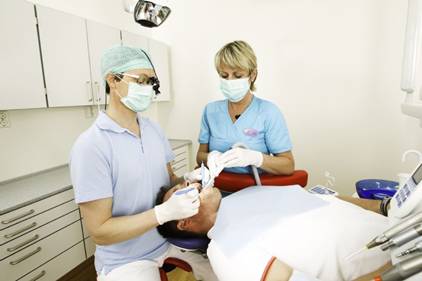 Эргономичный стул Salli врача стоматолога и ассистента облегчает работу
