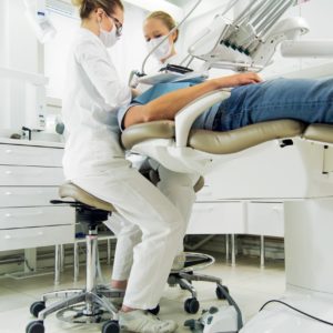 Эргономичные стулья-седла Salli подходят для работы врача стоматолога