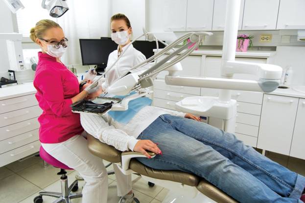 Удобство работы врача стоматолога на эргономичных стульях-седлах Salli
